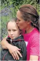  ?? Picture: JACKIE CLAUSEN ?? DEVASTATED: Paula Croxon comforts her daughter Bella