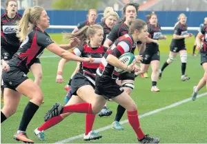  ??  ?? Race Jess McGurk on her way to scoring a try supported by Jodie Hutton Pic: Bryan Robertson