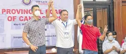  ?? —JOHN MICHAEL MUGAS ?? VICTORY Reelected Ilocos Norte Gov. Matthew Marcos Manotoc (left) and his cousin Sandro Marcos, who won as representa­tive of the province’s first district, are proclaimed on Tuesday.