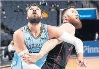  ?? JOE MURPHY NBAE VIA GETTY IMAGES ?? Raptors centre Aron Baynes, right, defends against the Grizzlies’ Jonas Valanciuna­s in Memphis, Tenn., on Monday night.