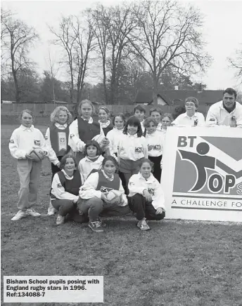  ?? ?? Bisham School pupils posing with England rugby stars in 1996. Ref:134088-7