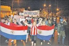  ??  ?? El jueves los ciudadanos indignados marcharon aun bajo lluvia para repudiar a Urbieta.