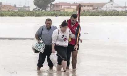  ?? ?? Überschwem­mungen: Menschen müssen gegen die Wassermass­en ankämpfen.