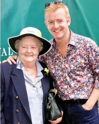  ??  ?? Very close: Chris Evans with his mother Minnie, who died yesterday aged 92