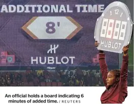  ?? / REUTERS ?? An official holds a board indicating 6 minutes of added time.