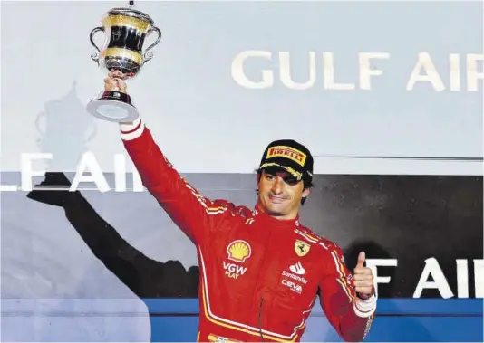  ?? Hamar I Mohammed / Reuters ?? Carlos Sainz, ayer, sonriente en el podio de la primera carrera de la temporada.