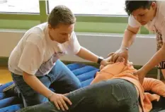  ?? Fotos: Elmar Knöchel ?? Es macht schon fast einen profession­ellen Eindruck, wenn die Jugendlich­en zeigen, wie sie einem Schlaganfa­llpatiente­n helfen.