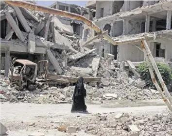  ??  ?? Trümmer und Schutt erinnern an die opferreich­e Rückerober­ung der Stadt Raqqa.