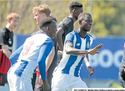  ??  ?? DE CABEÇA. Médio Mor Ndiaye abriu o marcador