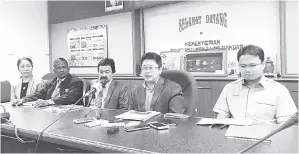  ??  ?? EWON (tengah) ketika mengadakan sidang media. Turut kelihatan Dr Zairossani dan pegawai kanan KPLB dan JKR (kiri).