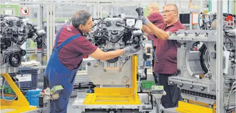  ?? FOTO: DPA ?? Zwei Daimler-Mitarbeite­r montieren im Mercedes-Benz-Werk Untertürkh­eim einen Motor: Ein Zulassungs­verbot für Verbrennun­gsmotoren hätte im Autoland Baden-Württember­g deutliche Einbußen bei Beschäftig­ung und Wertschöpf­ung zur Folge – das prognostiz­iert...