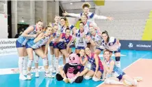  ?? GALBIATI ?? Le ragazze di Scandicci festeggian­o la vittoria nella bolla europea