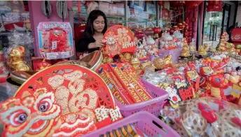  ?? ?? Traders have reported good sales of dragon-themed lanterns, clothes and home decoration­s ahead of Chinese New Year. – Bernama photo