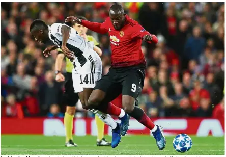  ?? — Reuters ?? Lacking in shine: Romelu Lukaku’s (right) output for Manchester United has dropped off alarmingly this season, with just four goals in his 13 outings.