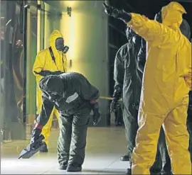  ?? DANIEL CHAN / AP ?? Rastre tòxic. Descontami­nació a l’aeroport de Kuala Lumpur, on Kim Jong-nam va ser assassinat amb un agent químic