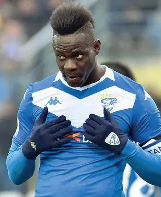  ??  ?? Super Mario Balotelli, Mario 29 anni, attaccante del
Brescia, è persona offesa in un’inchiesta per una presunta tentata estorsione subita da una ragazza vicentina