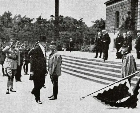  ?? FOTO ČTK ?? Nová ústava vytyčila rámec první skutečné volby prezidenta Českoslove­nska. V roce 1918 Národní shromážděn­í jednoznačn­ě zvolilo Tomáše Garrigua Masaryka hlavou státu pouze aklamací. Volba 27. května 1920 proběhla v parlamentu, který tehdy zasedal v Rudolfinu, a prezidente­m se opět stal Masaryk (na snímku).