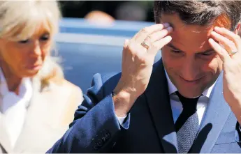  ?? Foto: Ludovic Marin (Pool)/ap ?? Frankrikes president Emmanuel Macron har haft mycket makt i sina händer de senaste åren, men kan behöva dela med sig av den om parlaments­valet inte går hans väg. Bilden togs i samband med att han röstade i Le Touquet i norra Frankrike i söndags. I bakgrunden står hans fru Brigitte.