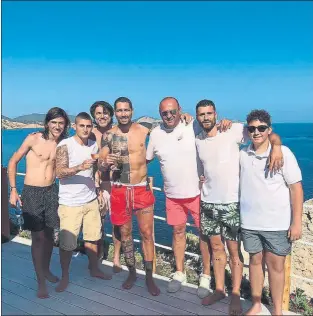  ??  ?? Verratti, brindando con Borriello, el delantero del Cagliari que ayer cumplió 35 años en IbizaFOTO: D. DI CAMPLI