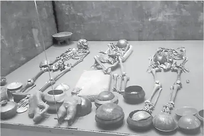  ?? FOTOS: ENRIQUE VÁZQUEZ ?? Tres de las osamentas encontrada­s y los objetos que las acompañaba­n en la tumba