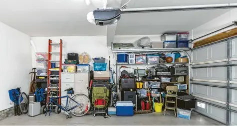  ?? Foto: stock.adobe.com ?? In der Garage ist doch eigentlich viel Platz, um allen möglichen Krimskrams zu lagern. Doch das ist nicht erlaubt. Es dürfen nämlich nur bestimmte Dinge aufbewahrt werden, damit noch genügend freie Fläche für das Auto bleibt.