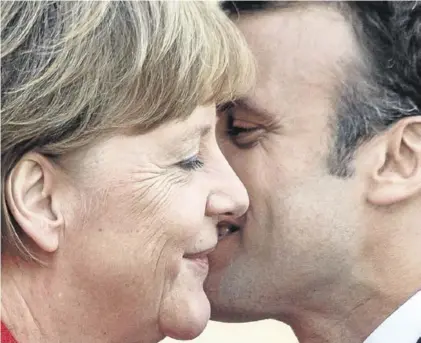  ??  ?? La cancillera alemana, Angela Merkel, y el presidente francés, Emmanuel Macron, anteayer en Berlín.