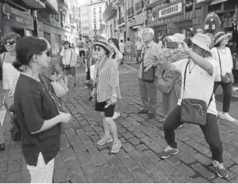 ?? Foto: Oskar Montero ?? Un grupo de turistas asiáticos, en la plaza Consistori­al.