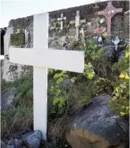  ?? PHOTO SOPHIE CÔTÉ ?? Des croix en souvenir des disparus sont encore visibles sur les lieux de la tragédie.