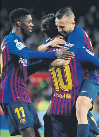  ?? FOTO: PEP MORATA ?? Dembélé, Messi y Alba acabaron 2018 a tope 2-0 al Celta y 4 victorias seguidas en Liga sin encajar