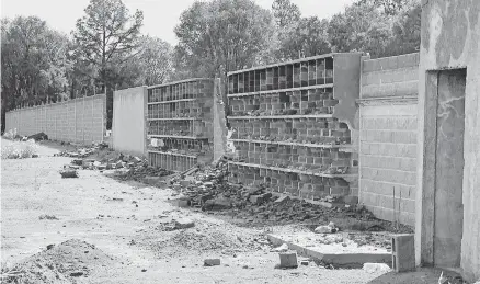  ?? /EDUARDO TLACHI ?? Esto se deriva tras el conflicto que enfrenta el ayuntamien­to con pobladores de esa comunidad, al acusar que la autoridad municipal no destinó presupuest­o para obra.
Nuevos destrozos registra el inmueble de San Pedro Muñoztla