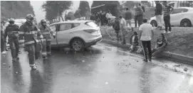  ??  ?? PERCANCE. El accidente de tránsito de mayor magnitud se registró ayer sobre la Av. Simón Bolívar, pasadas las 16:00, luego del aguacero.