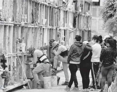  ?? FOTO: AFP ?? > Sepultan a una víctima de coronaviru­s en la Ciudad de México.