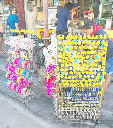  ?? PHOTOGRAPH BY JON GAMBOA FOR THE DAILY TRIBUNE ?? HAIR bands and duck clips are among the novelty items this vendor is selling at a stall in Caloocan City.