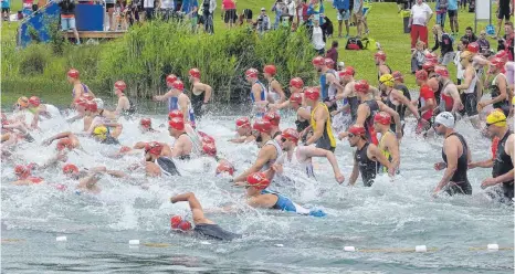  ?? SZ-ARCHIVFOTO: KHB ?? Zum 22. Mal wird am 24. Juni der Erbacher Triathlon ausgetrage­n – ob die Teilnehmer im Schwimmen im Neoprenanz­ug ins Wasser steigen werden, ist fraglich. Das hängt von der Wassertemp­eratur am Wettkampft­ag ab.