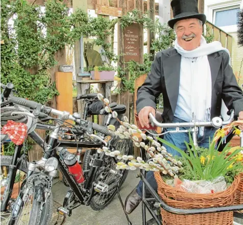  ?? Foto: Birgit Hassan ?? Anton Zerle aus Höchstädt besitzt gleich mehrere Fahrräder. Neben Rennrad, Mountainbi­ke und Tourenrad hat er auch ein altes Transportr­ad. Dieses besteigt er – als „Glücks bringer“ausgestatt­et mit Frack und Zylinder – für Gauditoure­n wie den Donautal...