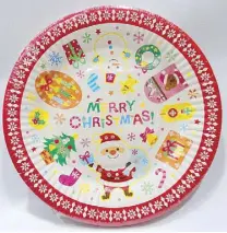  ??  ?? Colorful party plates at Daiso Japan