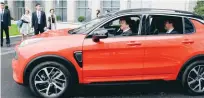  ?? FOTO: MAJA SUSLIN/TT ?? Statsminis­ter Stefan Löfven (S) fick provköra en av Geelys bilar.