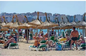  ?? FOTO: JENS KALAENE/DPA ?? Strandlebe­n auf Mallorca – hier an der Playa de Palma in S‘Arenal.