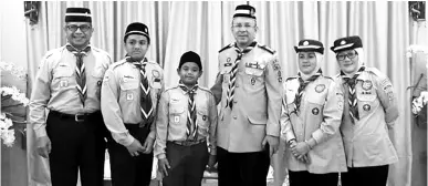  ??  ?? MOHD Alias (tiga kanan) bersama pemimpin Pengakap Brunei yang menghadiri Majlis Makan Malam di kediamanny­a.