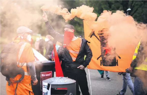  ??  ?? Der Deutsche Gewerkscha­ftsbund hatte meist zu kleineren Manifestat­ionen aufgerufen, wie hier in Stuttgart.