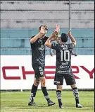  ??  ?? El defensor Richard Schunke anotó el gol del triunfo ante Técnico Universita­rio.