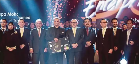  ?? PIC BY SAIRIEN NAFIS ?? Internatio­nal Trade and Industry Ministry Secretary-General Datuk Seri J. Jayasiri (fourth from left) with Datuk Radzali Hassan (fifth from left) — the group managing director of Harta Maintenanc­e Sdn Bhd, the No. 1 winner of E50 Award 2017, at the...