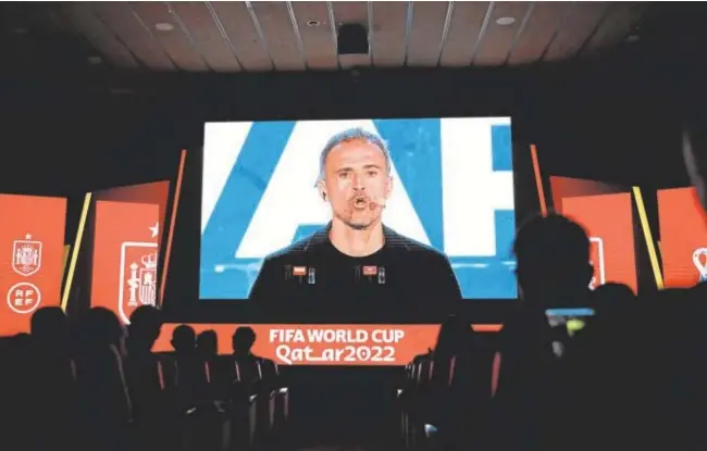  ?? // REUTERS ?? La imagen de Luis Enrique, en una pantalla del salón Luis Aragonés, momentos antes de dar la lista para el Mundial