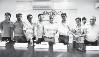  ?? EDEN JHAN LICAYAN ?? Davao Oriental Governor Nelson Dayanghira­ng and Social Housing Finance Corporatio­n President lawyer Arnolfo Ricardo Cabling led the signing of Memorandum of Understand­ing for affordable homes for the poor project.