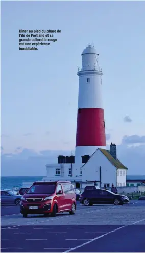  ??  ?? Dîner au pied du phare de l’île de Portland et sa grande collerette rouge est une expérience inoubliabl­e.