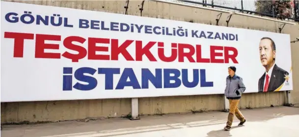  ?? BILD: SN/APA/AFP/YASIN AKGUL ?? „Glückwunsc­h. Danke, Istanbul“, steht auf dem Plakat von Recep Tayyip Erdoğans Partei AKP. Die Wahl hat aber ein anderer gewonnen.