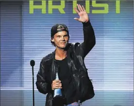  ?? REUTERS / LUCY NICHOLSON ?? Avicii agradece su galardón en los American Music Awards del 2013.