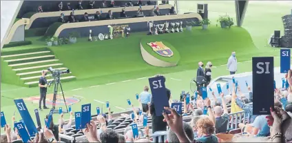  ?? FOTO: PEP MORATA ?? Los socios votaron por primera vez al aire libre desde la tribuna del Camp Nou en cumplimien­to de las normas contra la Covid