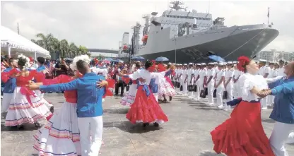  ?? FUENTE EXTERNA ?? Bienvenida. La tripulació­n del Buque Panshi de Taiwán fue recibida con baile a ritmo de merengue.