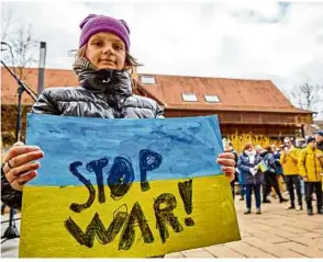  ?? Foto: Markus Brandhuber ?? Statement gegen den Krieg: Etwa 250 Menschen kamen zur Mahnwache gegen den Ukraine-krieg.